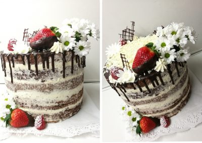 Weißeschokonakedcake. Dekoriert wurde mit Blumen, Beeren und Schokoladendekor
