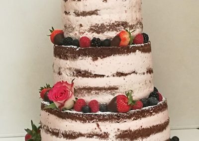 Wedding Nakedcake. Gefüllt war diese dreistöckige Torte mit Schokobiskuit und Erdbeerjoghurt Creme